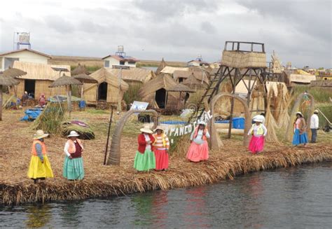 Femmes Debout Au Bord Du Lac Sur Les Les Flottantes Uros Au Lac