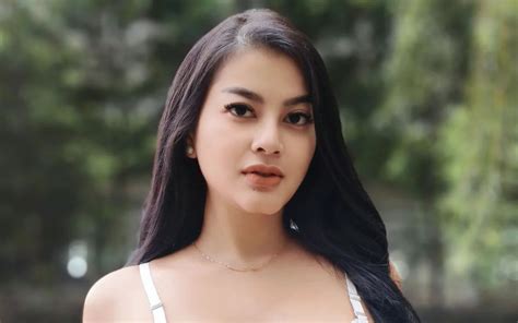 Gaya Cantik Gita Youbi Pakai Lingerie Putih Kulit Mulus Bikin Netizen