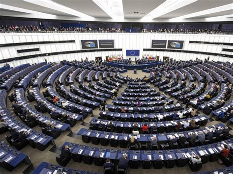 Parlament Mit Abgeordneten Europ Isches Parlament Feiert Sein