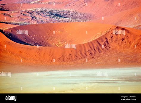 Naranja Y Rojo Dunas De Arena Del Desierto De Namib Al Amanecer Parque