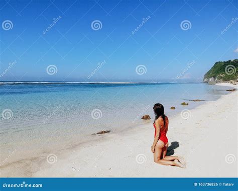 Mujer Sexy En Bikini Rojo Posando En Una Playa Tropical De Arena Blanca