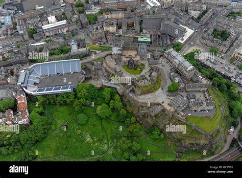 Aerial view of Edinburgh Castle and Edinburgh city centre Stock Photo ...