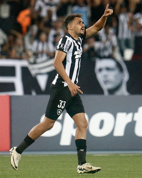 Substituto De Tiquinho Brilha E Botafogo Bate O Universitario Pela