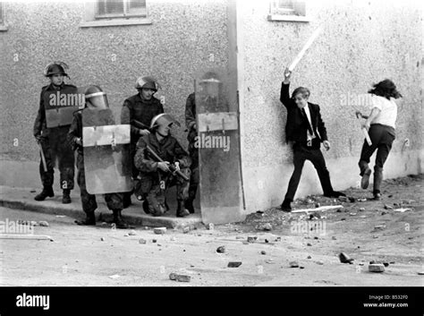 Northern Ireland Sept 1971 Rioting In The Bogside Londonderry Stock