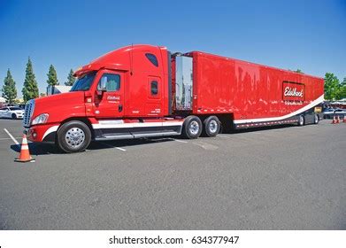 25 50 Ft Trailer Images, Stock Photos & Vectors | Shutterstock