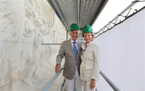 Philippe Et Mathilde De Belgique Visitent Le Chantier Du Palais Royal