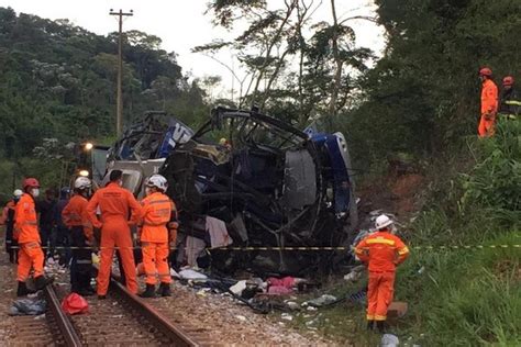 Tragédia Em Minas Gerais ônibus Cai De Viaduto E Deixa Dezessete