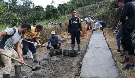 Familias en vereda de San Agustín ejecutan obras de pavimentación La