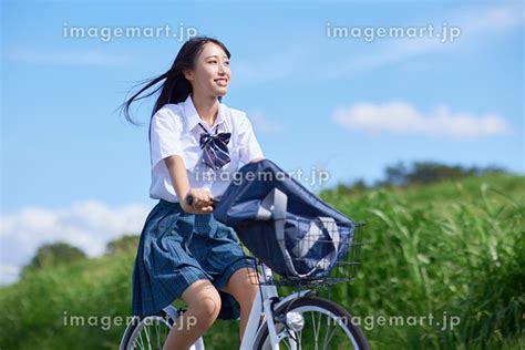 自転車に乗る日本人女子高校生の写真素材 205161475 イメージマート