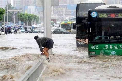 河南暴雨事件：风雨面前我们一起抗 关键时刻的中国人从不掉链子腾讯新闻