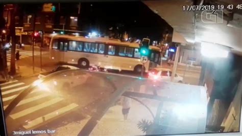 Vídeo mostra ônibus avançando sinal em acidente que matou jornalista no