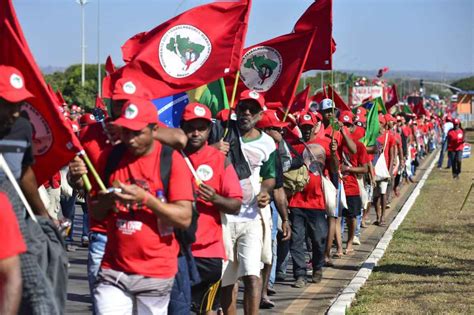 MST chega a Brasília em defesa da candidatura de Lula à Presidência