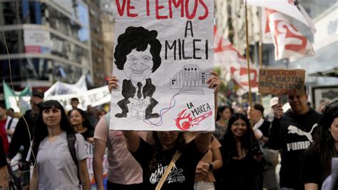 Multitudinaria protesta contra el ajuste en la universidad pública