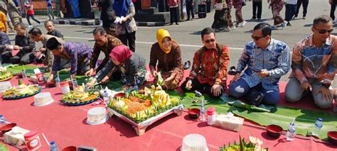 Dwp Dinpendukcapil Berpartisipasi Dalam Parade Berkebaya Dan Lomba Tumpeng Hut Ke 79 Ri Di