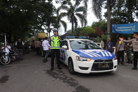 Personel Polres Loteng Amankan Pendistribusian Logistik Pemilu