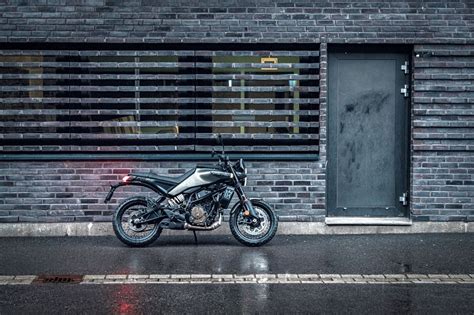 Husqvarna Svartpilen E Vitpilen 401 Modello 2024 Test Anteprima