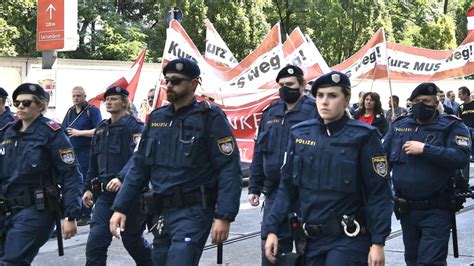 Mega Polizeiaufgebot Bei Corona Demo In Wien Oe24 At