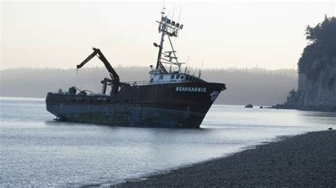 Commercial Fishing Boat Runs Aground Boat Fishing Boats Ocean