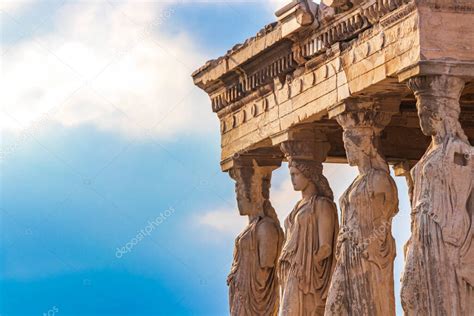 Detalles figuras esculturas columnas de la Acrópolis de Atenas con