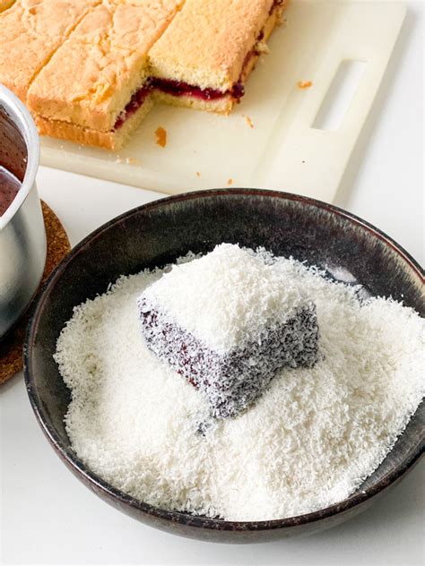 Lamingtons Zijn H T Australische Gebakje Recept Betty S Kitchen