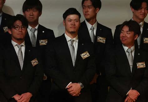 ＜阪神・日本一優勝祝賀会＞ 岡田監督から「アレンパ」を褒められ、照れた表情の佐藤輝（中央）（撮影・大森 寛明） ― スポニチ Sponichi Annex 野球