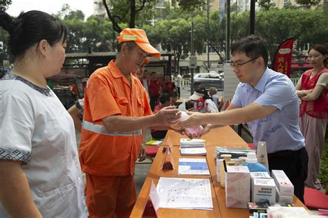 浙江温州工会“娘家人”为户外劳动者撑起“清凉伞” 新华网