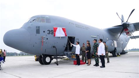 Foto Presiden Jokowi Saksikan Penyerahan Pesawat Super Hercules Tni Au