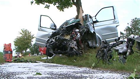 NonstopNews VW Bus kommt von Landstraße ab und rast gegen Baum 18