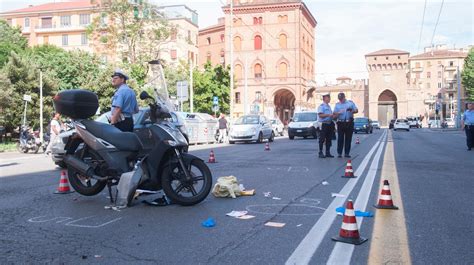 Bologna Incidente In Via Saffi Motociclista Investe Un Pedone Le Foto