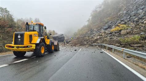 Un desprendimiento en la AP 66 entre León y Asturias bloquea ambas