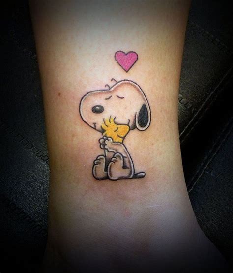 Snoopy And Woodstock Tattpps Tatuajes De Dibujos Animados Tatuaje De Snoopy Tatuaje En La Muñeca