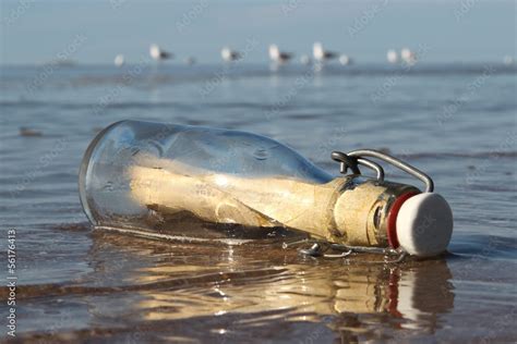 Flaschenpost Am Strand Stock Foto Adobe Stock