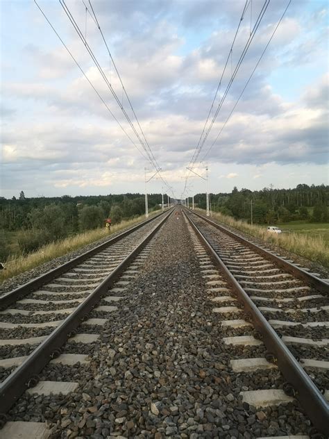 Kramsk Pociąg potrącił młodą kobietę Wstrzymany ruch na linii kolejowej