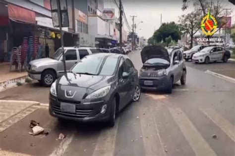 Ladr O Aponta Arma Para Barriga De Gr Vida E Bate Em Carros Ao Fugir