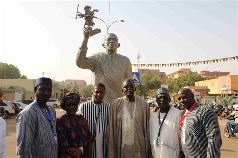 Mali Burkina La Statue De Cheick Oumar Sissoko D Voil E