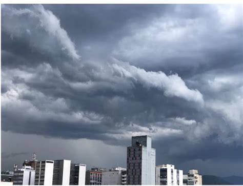 Nuvem Gigante Cobre O Céu Do Litoral De Sp E Temporal Causa Uma Série