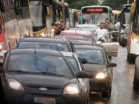 G1 Sem ônibus Para O Aeroporto Grupo Fecha Via Do Df Com Paus E