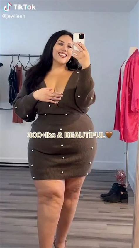 Plus Size Star Flaunts St Curves In Dress To Show She S Lbs And