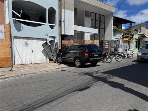 Ao sair de garagem carro atinge imóvel na Rua Floriano Peixoto Giro