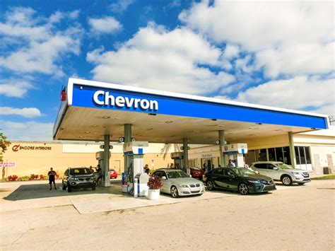 Invezz Analyst Picks Exxon Over Chevron After Cvx Missed Profit