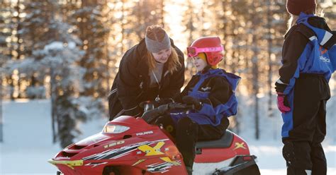 Rovaniemi rodzinna wycieczka skuterem śnieżnym z przewodnikiem i