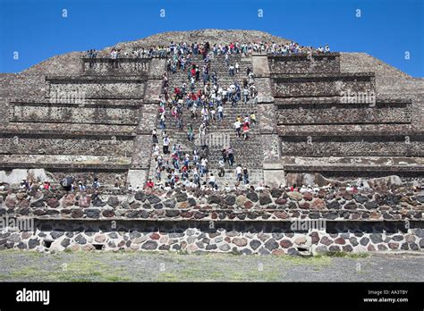 Los turistas la Pirámide de la Luna la Pirámide de la Luna el sitio