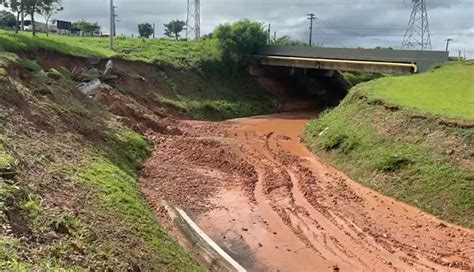 Barranco cede após temporal e interdita alça de acesso da Rodovia