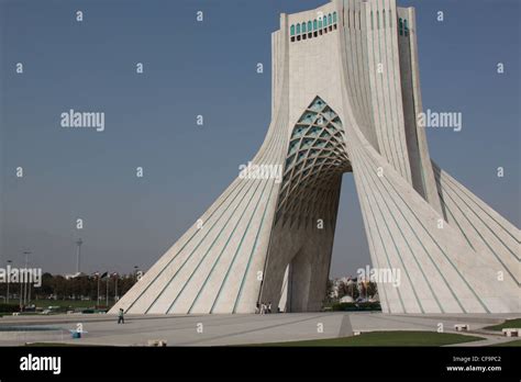 Milad Tower In Teheran Fotos Und Bildmaterial In Hoher Aufl Sung Alamy