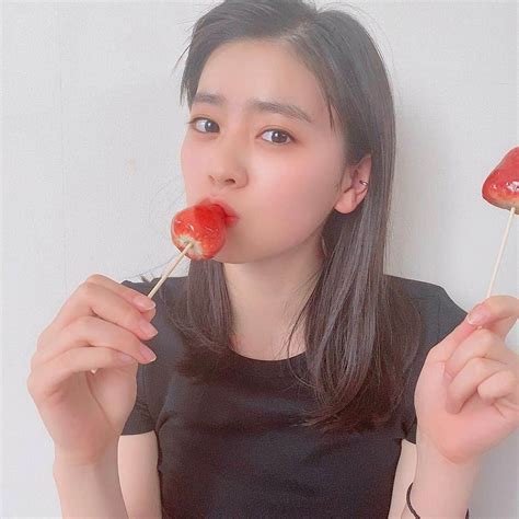 坂井仁香さんのインスタグラム写真 坂井仁香instagram「今日はイチゴ飴をつくったよん☺︎ パリパリであまくって大好き😍 みんなは