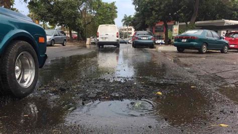 Inundan aguas negras calles frente a Unidad Administrativa de Mazatlán