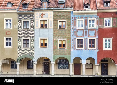 Colorida Fachada De Las Casas De La Plaza Del Mercado Viejo De Poznan