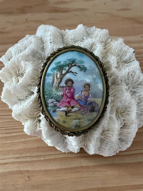 Broche Ancienne En Porcelaine De Limoges Sur Base Lai Gem