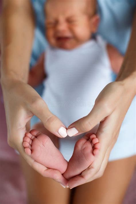 Primo Piano Dei Piedi Del Bambino E Delle Mani Della Madre Fotografia