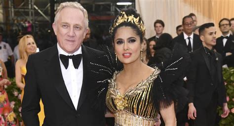 Salma Hayek Y Su Impactante Vestido En Color Dorado Para El Met Gala